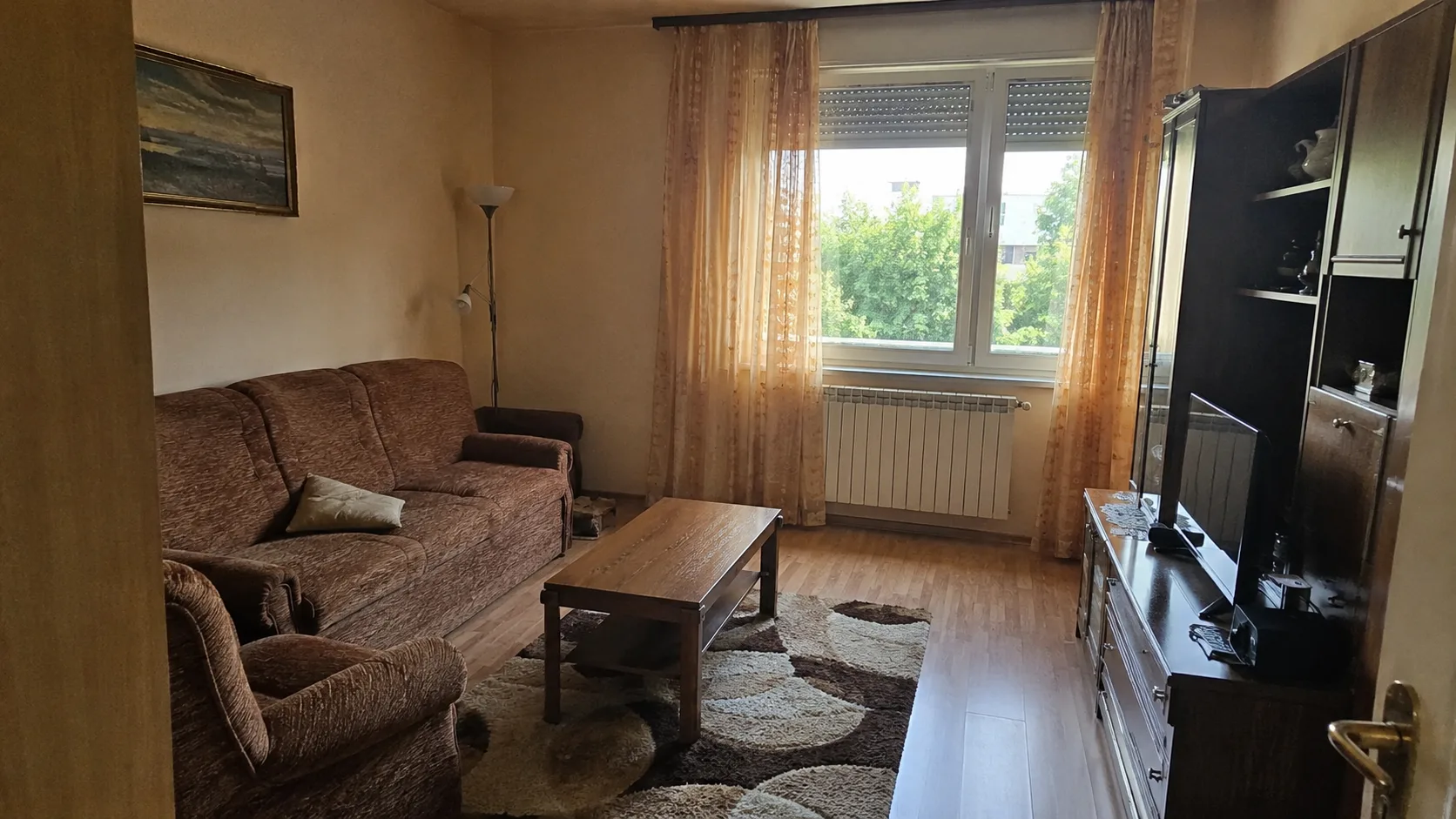 Dnevni boravak prije AI dizajna interijera